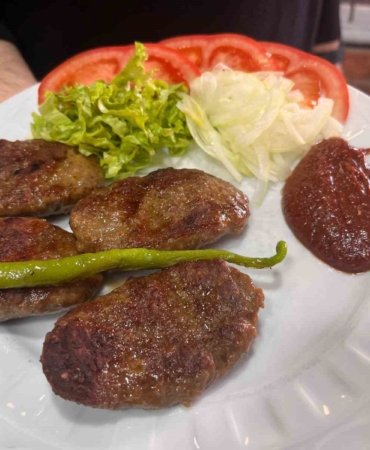 Hayrabolu’dan Avrupa sofralarına uzanan lezzet: 43 yıllık tescilli Çerkezmüsellim pabuç köftesi