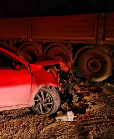 Kağıthane’de makas atan sürücü, park halindeki tıra çarptı: 2 yaralı