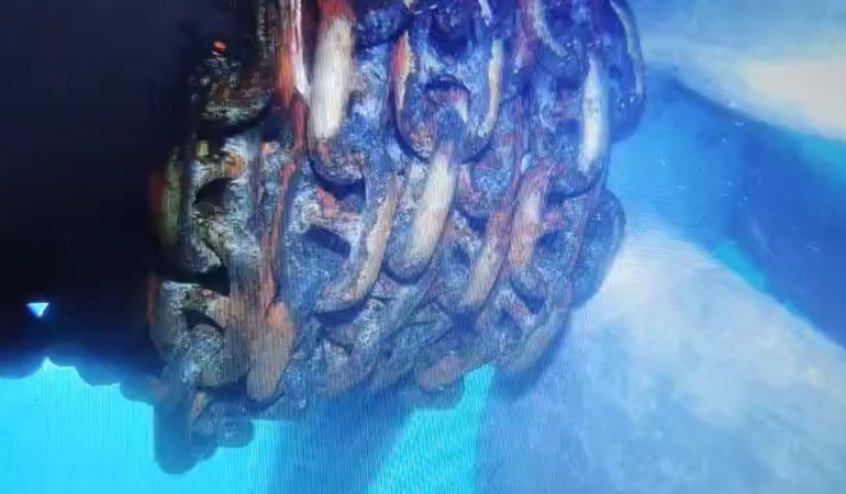 Küçükçekmece’de Alatepe Tankeri pervanesine dolanan zincir su altından görüntülendi