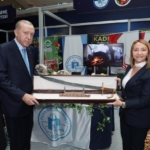 Cumhurbaşkanı Erdoğan’a kılıç hediye etti