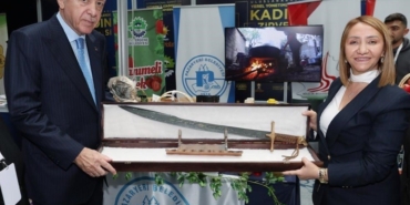 Cumhurbaşkanı Erdoğan’a kılıç hediye etti