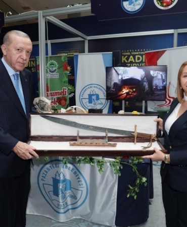 Cumhurbaşkanı Erdoğan’a kılıç hediye etti
