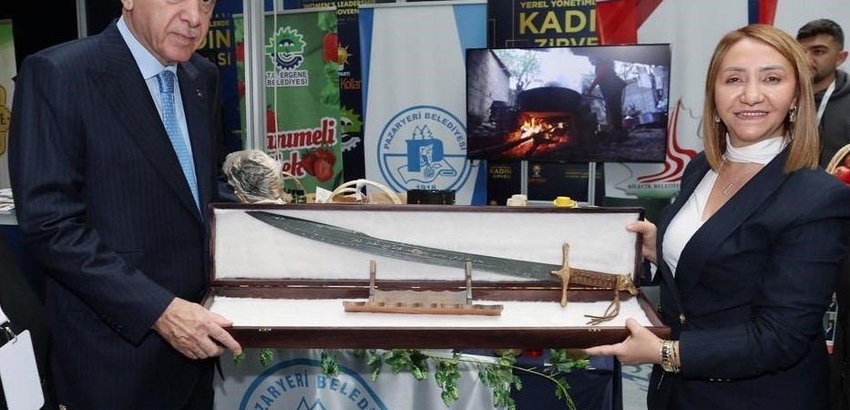 Cumhurbaşkanı Erdoğan’a kılıç hediye etti