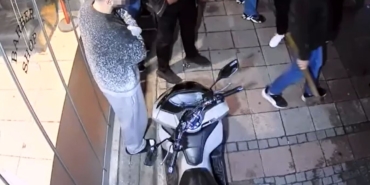 Kuaför dükkanına baltalı saldırı kamerada