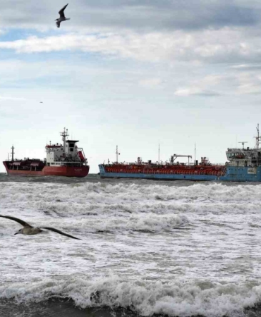 İstanbul’da birbirine temas eden tankerlerden biri kurtarıldı