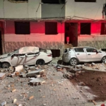 Zeytinburnu’nda kentsel dönüşümdeki binadan düşen parçalar, 3 otomobili hurdaya çevirdi