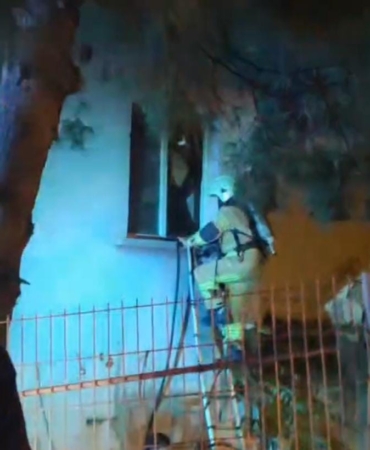 Bursa’da korkutan yangın: İtfaiye ekipleri camı kırıp içeri girdi