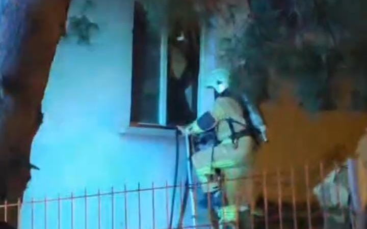 Bursa’da korkutan yangın: İtfaiye ekipleri camı kırıp içeri girdi