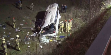 Esenyurt’ta servis minibüsü şarampole yuvarlandı: 2 ölü, 9 yaralı