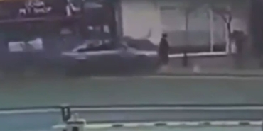Şişli’de otomobilin yayaların arasına daldığı anlar kamerada