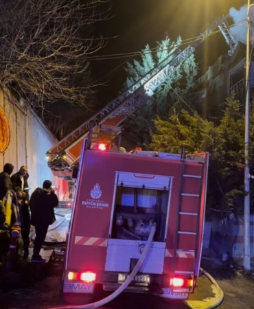 Arnavutköy’de 4 katlı binanın bacasında korkutan yangın