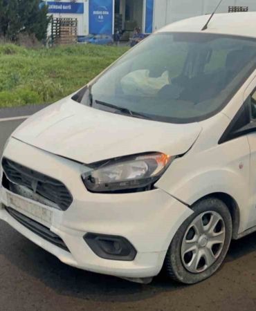 Başıboş köpeğe çarpan aracın sürücüsü yaraladı