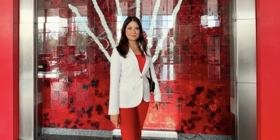 Meclis üyesini sıkıştırıp, aracı yumrukladı… O anlar kamerada