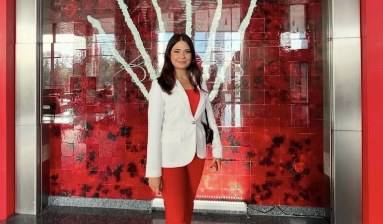 Meclis üyesini sıkıştırıp, aracı yumrukladı… O anlar kamerada