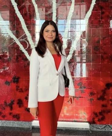 Meclis üyesini sıkıştırıp, aracı yumrukladı… O anlar kameraya yansıdı