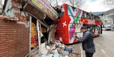 İmdat freni boşalan öğrenci otobüsü manava daldı...