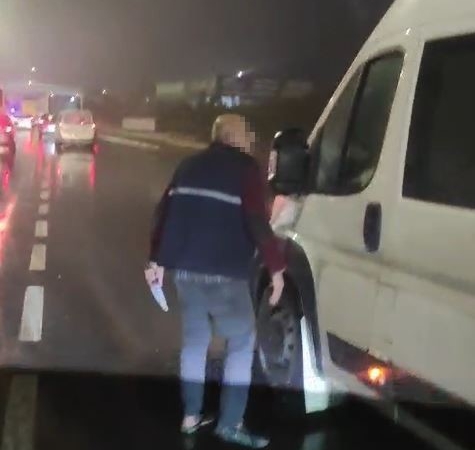 Arnavutköy’de trafikte bıçaklı gerginlik