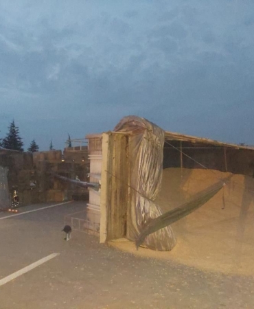 Bandırma-Susurluk karayolunda TIR devrildi: Yol bir süre trafiğe kapandı