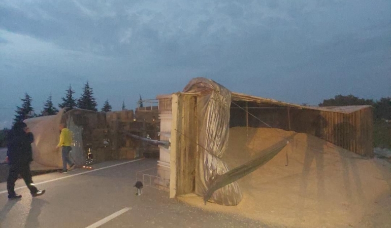 Bandırma-Susurluk karayolunda TIR devrildi: Yol bir süre trafiğe kapandı