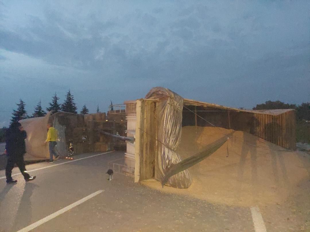 Bandırma-Susurluk karayolunda TIR devrildi: Yol bir süre trafiğe kapandı