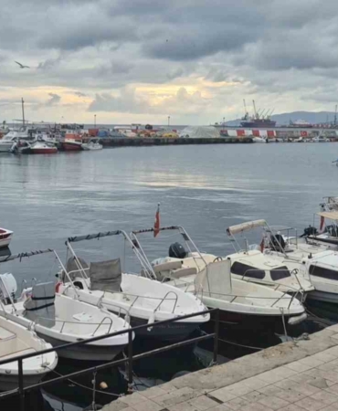 Poyraz küçük tekne balıkçılarını limana bağladı, ağlar tamire alındı