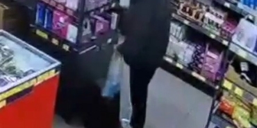 Esenler’de bir zincir markette hırsızlık: Vitrindeki cep telefonunu böyle çaldı