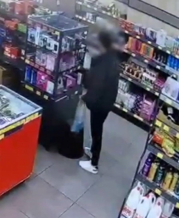 Esenler’de bir zincir markette hırsızlık: Vitrindeki cep telefonunu böyle çaldı