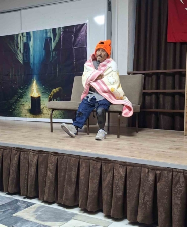 Ayvalıklı engelli oyuncudan "Yalnız Bir Adamın Hikayesi"