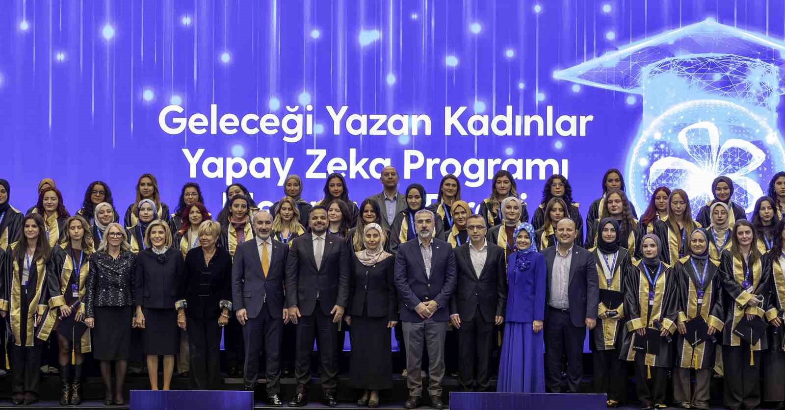 Turkcell’in ‘Geleceği Yazan Kadınlar Yapay Zekâ Projesi’ mezunlarını verdi