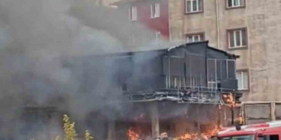 Pendik Kaynarca’da bir araçta başlayan yangın çevrede bulunan bina ve mekanlara da sıçradı. Olay yerine çok sayıda itfaiye ekibi sevk edildi.