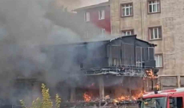 Pendik Kaynarca’da bir araçta başlayan yangın çevrede bulunan bina ve mekanlara da sıçradı. Olay yerine çok sayıda itfaiye ekibi sevk edildi.