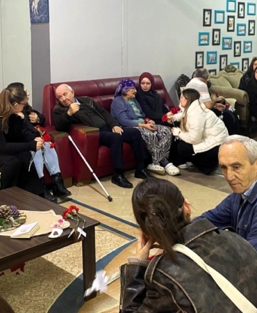 Üniversiteli gençlerden huzurevi ziyareti