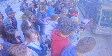 Metrobüs durağında dehşet anı: Bayılan kız metrobüsün önüne düştü