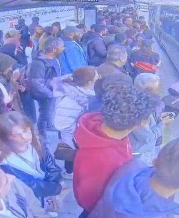 Metrobüs durağında dehşet anı: Bayılan kız metrobüsün önüne düştü