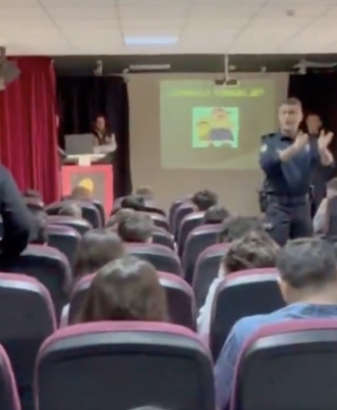 Eceabat’da emniyet ekiplerince öğrenciler bilgilendirildi