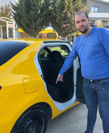 Bursalı taksici yaşlı çiftin araçta unuttuğu 5500 Euro’yu teslim etti