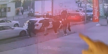 Beylikdüzü’nde okul çıkışında dehşeti yaşadılar: Ters yönden gelen scooter, kadına ve çocuğa çarptı; o anlar kamerada