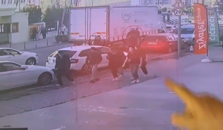 Beylikdüzü’nde okul çıkışında dehşeti yaşadılar: Ters yönden gelen scooter, kadına ve çocuğa çarptı; o anlar kamerada