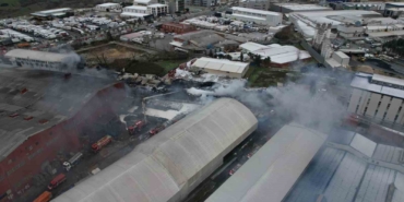 Esenyurt’ta devam eden fabrika yangını havadan görüntülendi