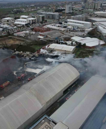 Esenyurt’ta devam eden fabrika yangını havadan görüntülendi