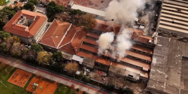 Bakırköy’de fabrika yangınında yükselen dumanlar kilometrelerce uzaktan görüldü