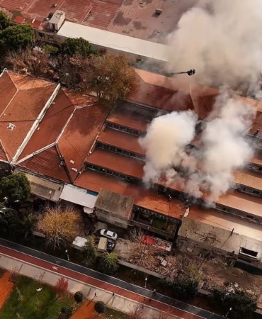 Bakırköy’de fabrika yangınında yükselen dumanlar kilometrelerce uzaktan görüldü