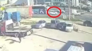 Yürekler ağza geldi, yolcu otobüsü otomobili metrelerce savurdu