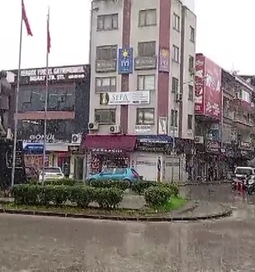 Yüksek kesimlerde 20 santimetreye ulaşan kar, ilçe merkezinde de yağmaya başladı