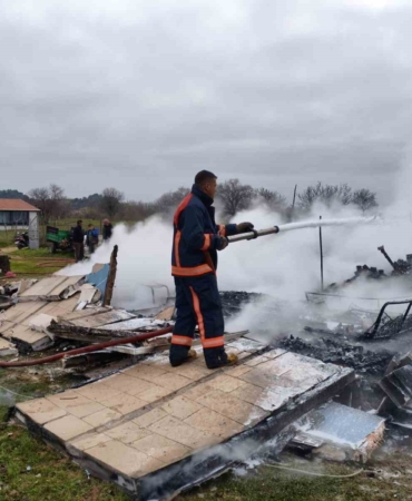 Keşan’da çıkan yangınlarda 2 ev kullanılamaz hale geldi