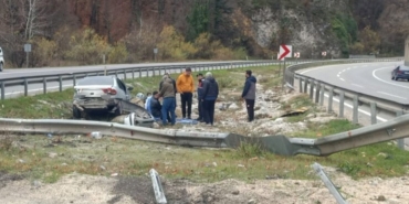 Kontrolden çıkan otomobil bariyerlere çarpıp refüje girdi; 2 kişi yaralı