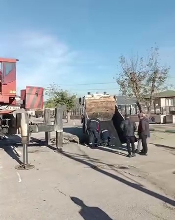 Okul bahçesinde çökme sonucu çukura düşen kamyon vinçle çıkarıldı