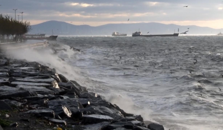İstanbul’da fırtına etkili oluyor: Dalgalar sahili dövdü