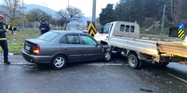 Bilecik’te otomobil ile kamyonet çarpıştı: 5 yaralı
