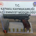 Ruhsatsız tabanca taşıyan 2 şahıs polis engeline takıldı